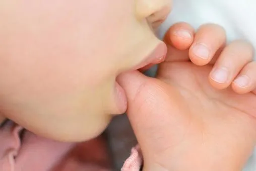 子供の指しゃぶり