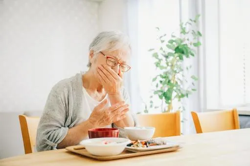 食事の際に口に違和感があるおばあちゃん
