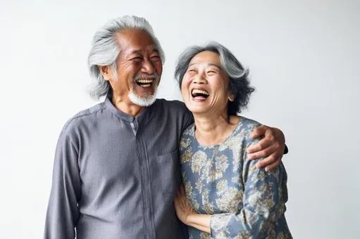 笑いあう老夫婦