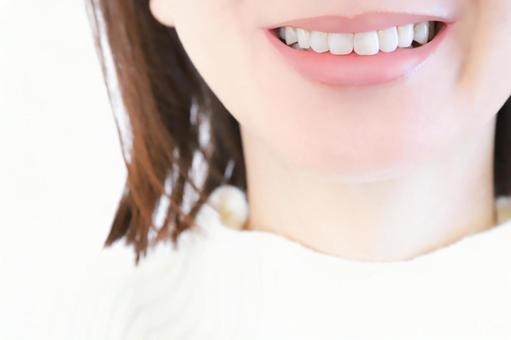 女性の綺麗な歯